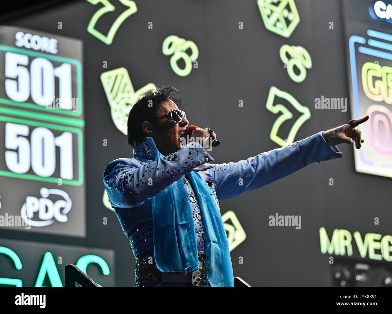 WV Active, Aldersley, Wolverhampton, Royaume-Uni. 17 novembre 2024. 2024 PDC Grand Slam of Darts, jour 9, finale ; Elvis divertit les fans pendant une pause des joueurs pendant la finale match Credit : action plus Sports/Alamy Live News Banque D'Images