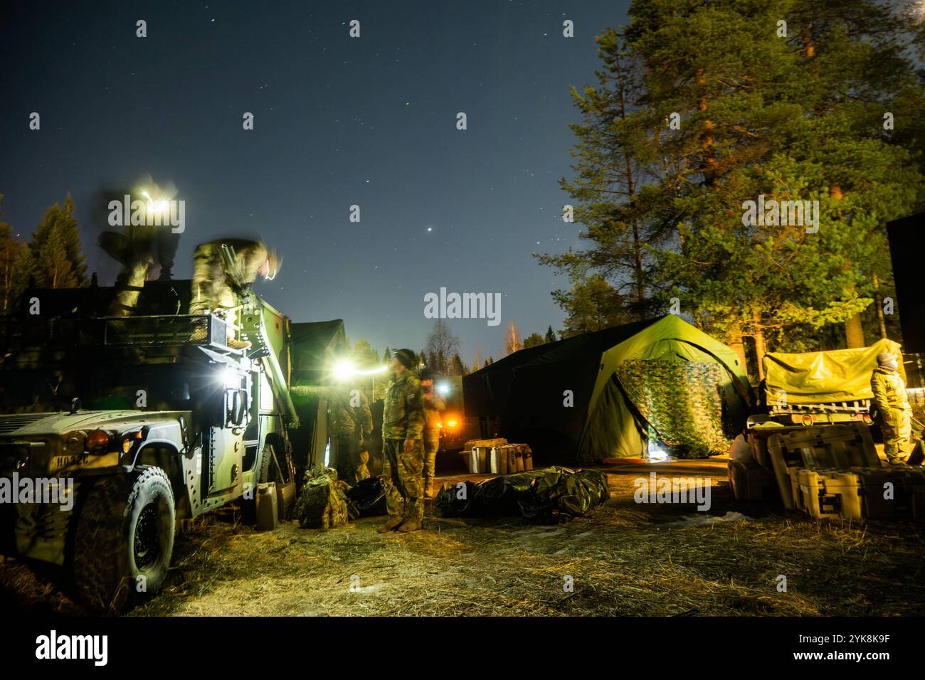 Les soldats américains, affectés au 589e bataillon de soutien de brigade, emballent leur base opérationnelle mobile pour le transport pendant l'exercice Dynamic Front 25 à Ravajarvi Training Area, Rovaniemi, Finlande, 14 novembre 2024. Dynamic Front aura lieu du 4-24 novembre en Finlande, Estonie, Allemagne, Pologne et Roumanie, et démontre la capacité de l’OTAN à partager des missions de tir, des informations sur les cibles et des graphiques opérationnels de l’Arctique à la mer Noire. Il accroît la létalité de l'Alliance par des incendies à longue portée, renforce la préparation des unités dans un environnement conjoint et multinational complexe, et tire parti du capabi du pays hôte Banque D'Images