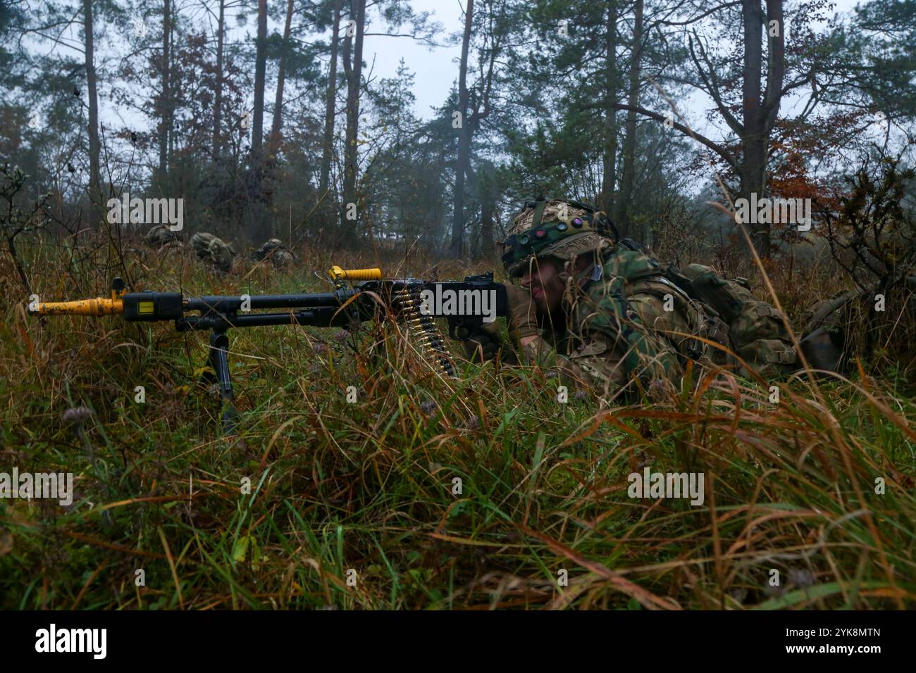 Un cadet de l'Académie militaire royale de Sandhurst engage des forces adverses (OPFOR) lors de la victoire dynamique 24-03 au Centre de préparation multinationale mixte (JMRC) près de Hohenfels, Allemagne, le 15 novembre 2024. La victoire dynamique est le dernier exercice que les cadets officiers subissent à l'Académie royale militaire - Sandhurst. Le JMRC fournit des installations, un environnement d'entraînement et une force d'opposition pour s'assurer que les cadets sont aptes à commander et à diriger des soldats. (Photo de l'armée américaine par le sergent Joseph Peake) Banque D'Images