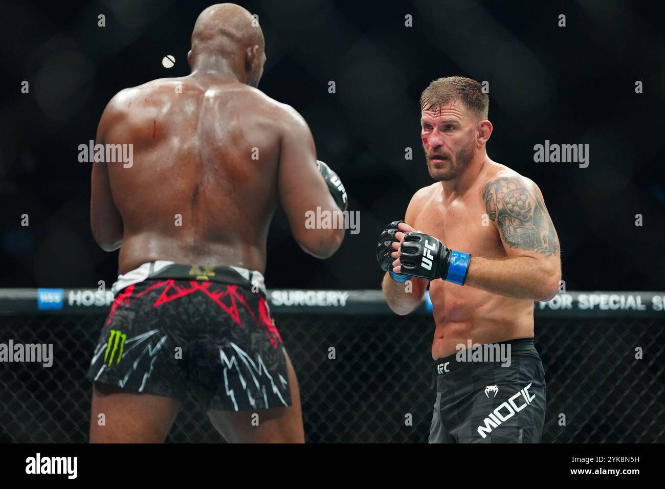 NEW YORK CITY, NY -16 NOVEMBRE : Jon Jones et Stipe Miocic se rencontrent dans l'octogone pour un combat de 3 tours pour UFC309 - Jones vs Miocic au Madison Square Garden le 16 novembre 2024 à New York City, NY (photo par Louis Grasse/PxImages) crédit : px images/Alamy Live News Banque D'Images