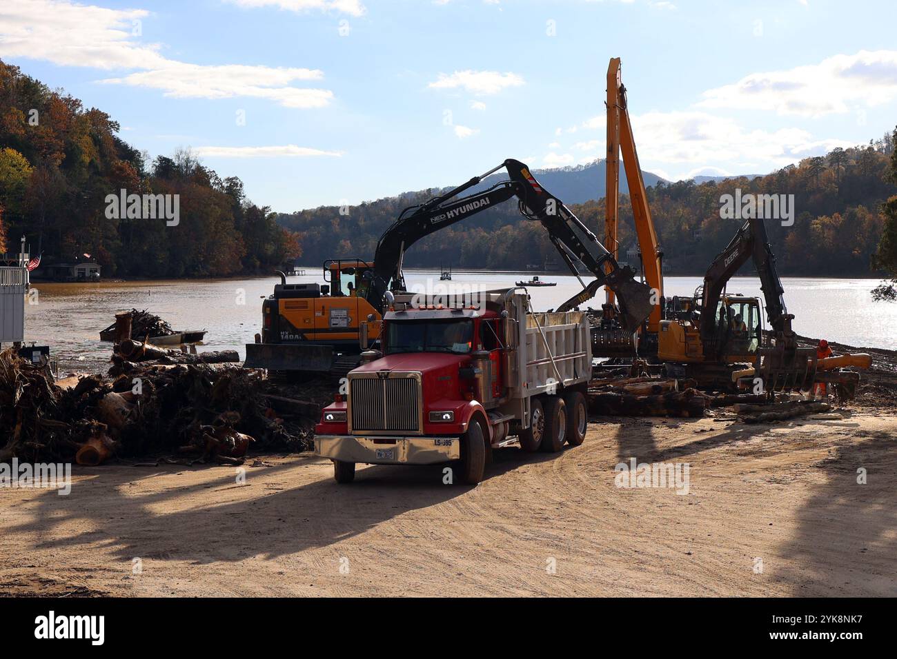 Un entrepreneur du U.S. Army corps of Engineers enlève les débris du lac Lure, en Caroline du Nord, 15 novembre. Le corps des ingénieurs travaille en partenariat avec les agences locales, étatiques et fédérales en réponse aux inondations historiques causées par l'ouragan Helene. Les efforts actuels comprennent l'enlèvement des débris de la ville d'Asheville, en Caroline du Nord, des comtés de Buncombe, Polk et McDowell, ainsi que de Lake Lure et de l'arboretum de Caroline du Nord. En plus d’enlever les débris, l’USACE travaille également avec la ville d’Asheville et le comté de Buncombe pour fournir de l’eau potable. Banque D'Images