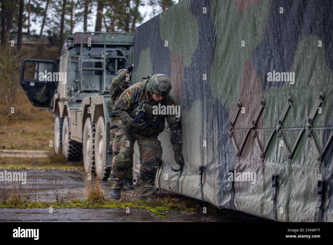 Un soldat de l'armée allemande commence à télécharger des obus d'artillerie en préparation de tirs réels dans le cadre de l'exercice Dynamic Front 25 sur Camp Aachen, Bavière, Allemagne, 16 novembre 2024. Dynamic Front accroît la létalité de l’Alliance de l’OTAN par des tirs à longue portée, la préparation des unités dans un environnement interarmées et multinational complexe et l’exploitation des capacités du pays hôte pour accroître la portée opérationnelle de l’USAREUR-AF. Dynamic Front comprend plus de 1 800 militaires américains et 3 700 multinationaux de 28 pays alliés et partenaires. (Photo de l'armée américaine par CPT. Thomas McCarty) Banque D'Images