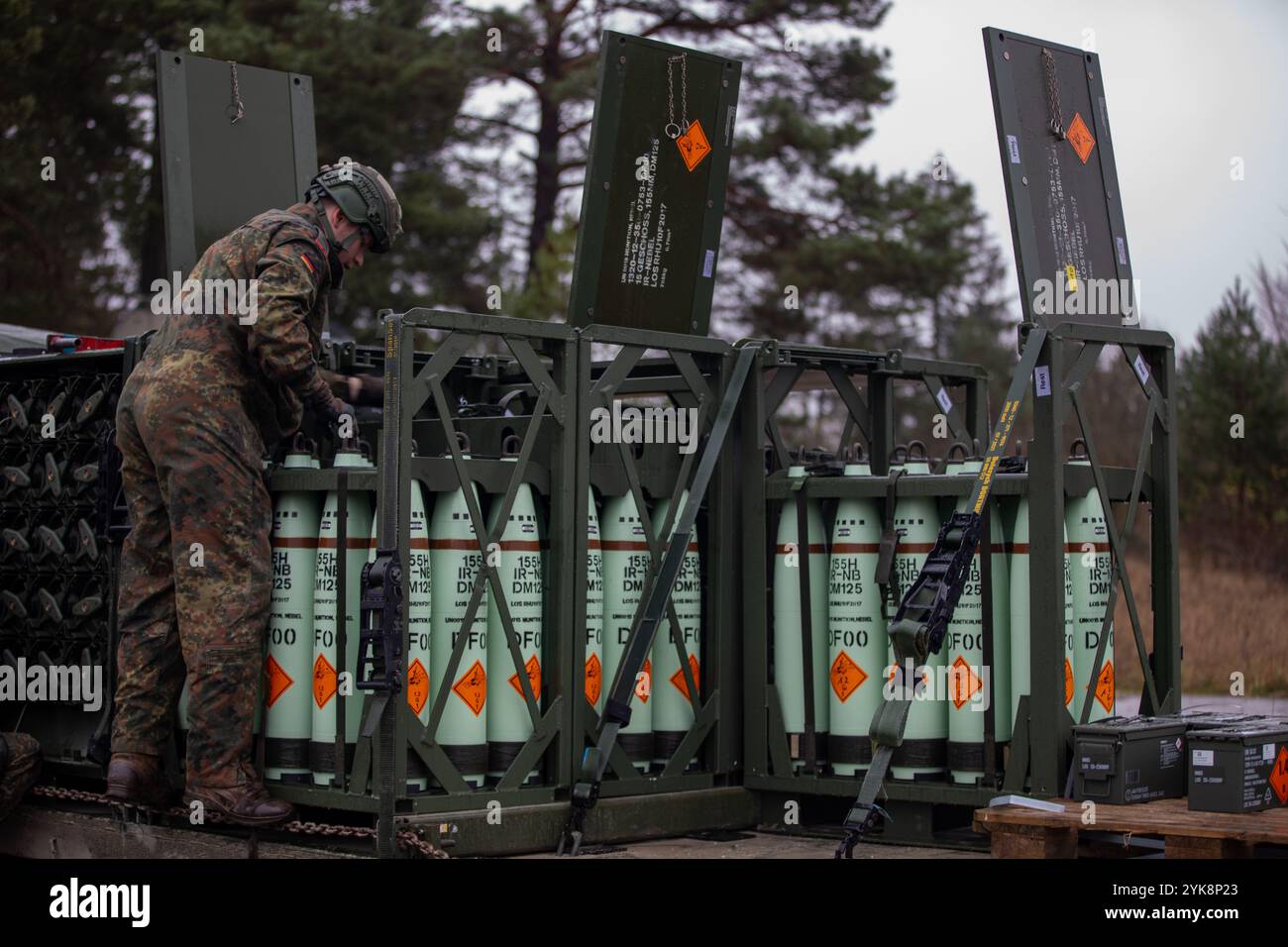 Un soldat de l'armée allemande déballe des obus d'artillerie en préparation de tirs réels dans le cadre de l'exercice Dynamic Front 25 sur le camp d'Aix-la-Chapelle, Bavière, Allemagne, le 16 novembre 2024. Dynamic Front accroît la létalité de l’Alliance de l’OTAN par des tirs à longue portée, la préparation des unités dans un environnement interarmées et multinational complexe et l’exploitation des capacités du pays hôte pour accroître la portée opérationnelle de l’USAREUR-AF. Dynamic Front comprend plus de 1 800 militaires américains et 3 700 multinationaux de 28 pays alliés et partenaires. (Photo de l'armée américaine par CPT. Thomas McCarty) Banque D'Images