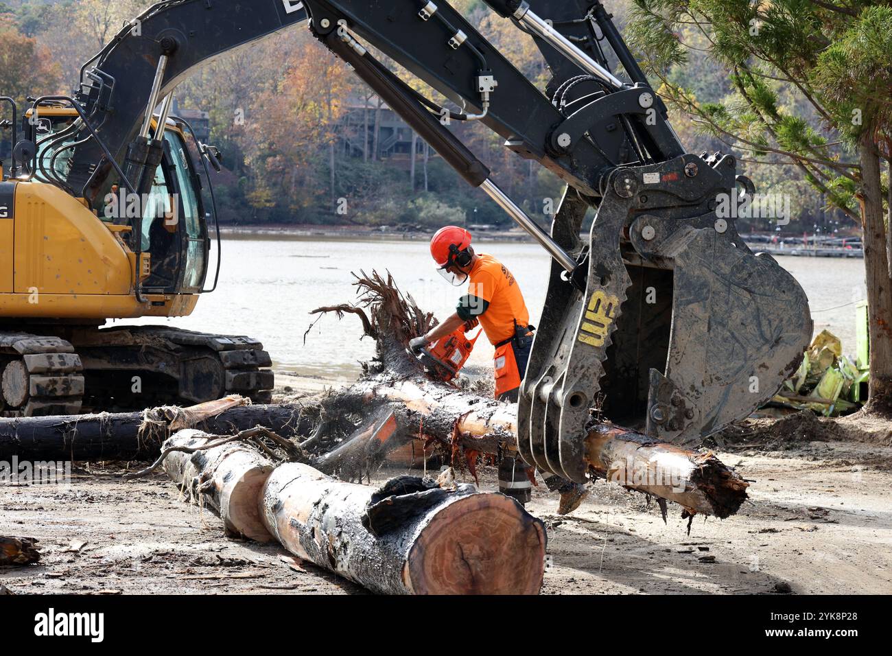 Un entrepreneur du U.S. Army corps of Engineers enlève les débris du lac Lure, en Caroline du Nord, 15 novembre. Le corps des ingénieurs travaille en partenariat avec les agences locales, étatiques et fédérales en réponse aux inondations historiques causées par l'ouragan Helene. Les efforts actuels comprennent l'enlèvement des débris de la ville d'Asheville, en Caroline du Nord, des comtés de Buncombe, Polk et McDowell, ainsi que de Lake Lure et de l'arboretum de Caroline du Nord. En plus d’enlever les débris, l’USACE travaille également avec la ville d’Asheville et le comté de Buncombe pour fournir de l’eau potable. Banque D'Images