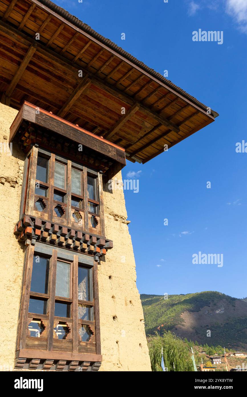 Un vieux bâtiment le long de l'autoroute Paro-Thimphu, Bhoutan. Banque D'Images