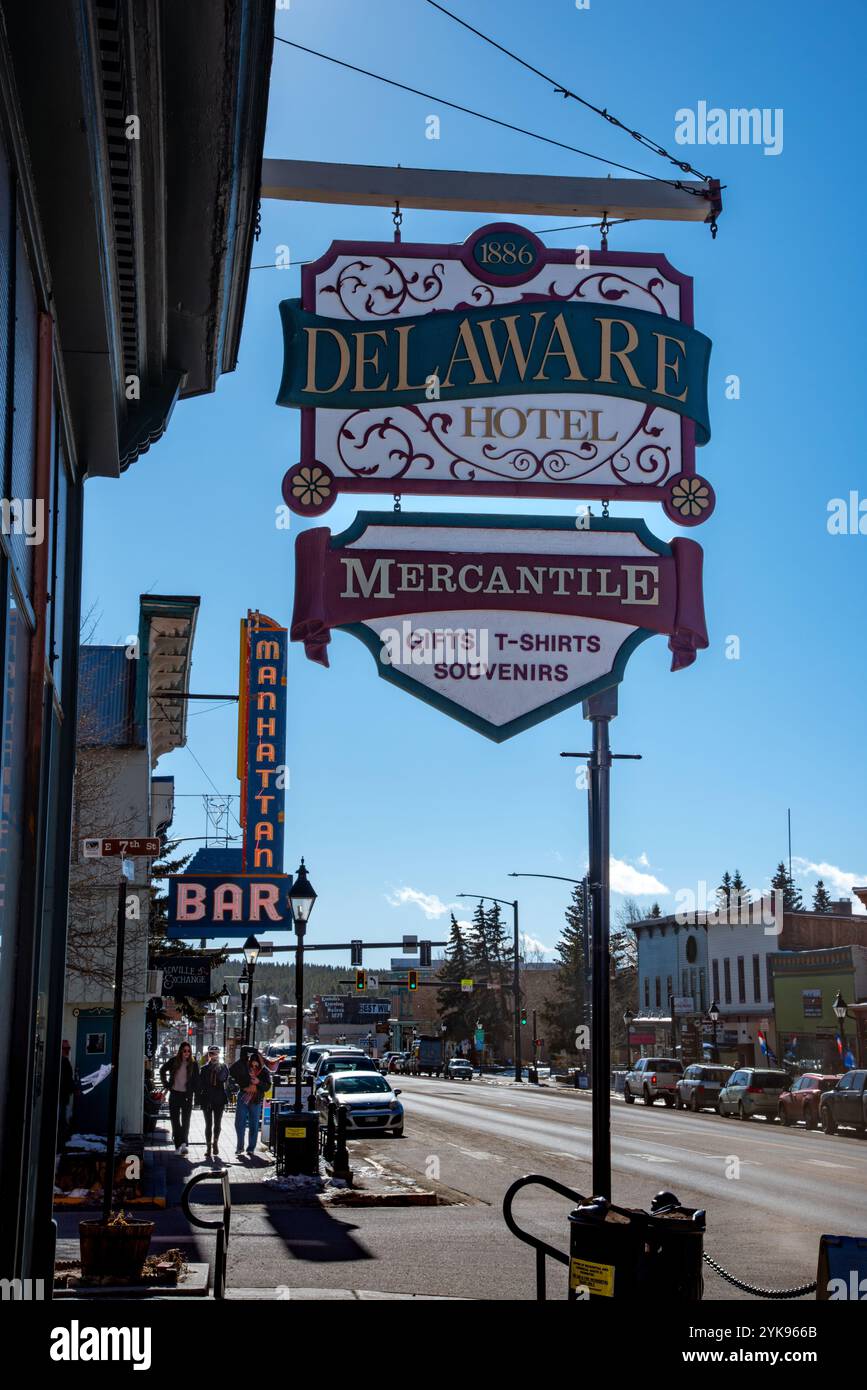 Panneaux pour l'hôtel Delaware et Manhattan Bar dans le quartier historique de Harrison Avenue, Leadville, Colorado, États-Unis. Banque D'Images