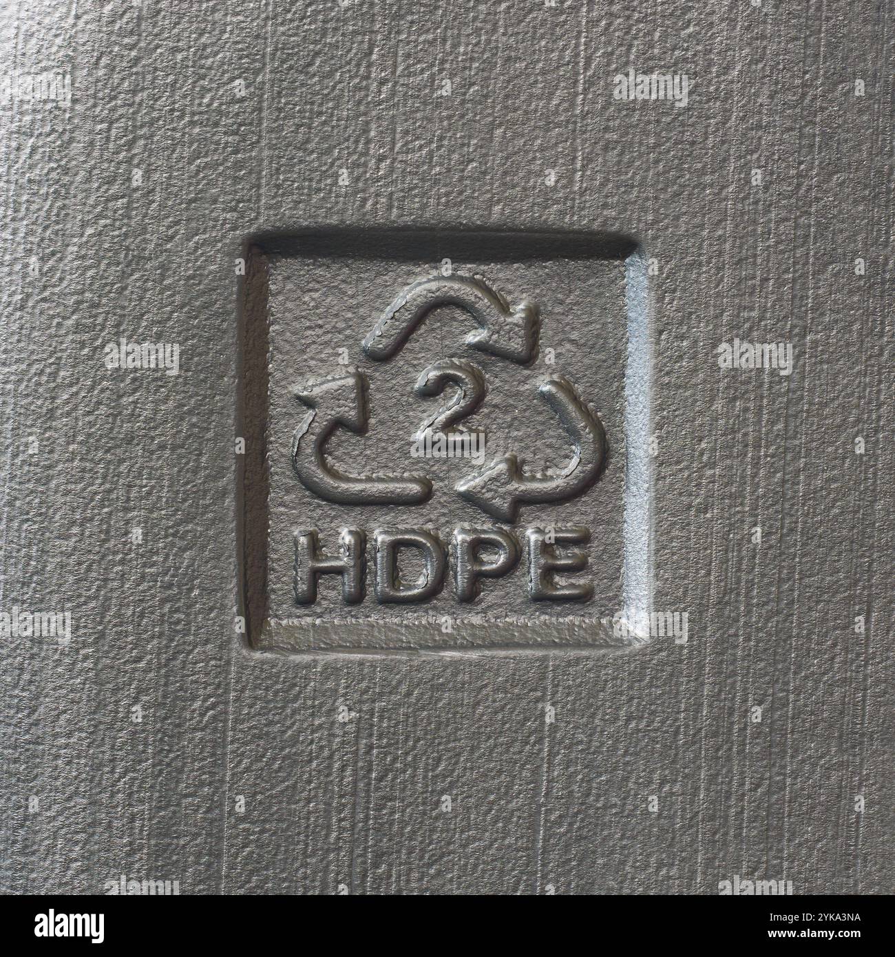 Symbole de recyclage avec 2 HDPE moulés sur une surface en plastique texturée, icône avec des instructions importantes pour la recyclabilité Banque D'Images