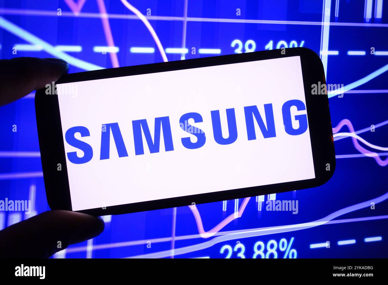 Pologne. 17 novembre 2024. Dans cette illustration photo, le logo de la société Samsung Group est affiché sur l'écran d'un smartphone. Crédit : SOPA images Limited/Alamy Live News Banque D'Images