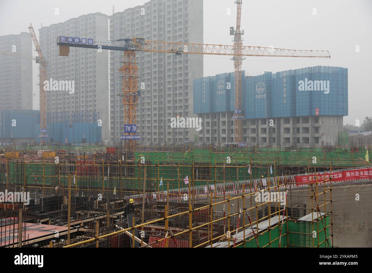 XI'AN, CHINE - 12 NOVEMBRE 2024 - des travailleurs travaillent sur un site de construction de logements à Xi 'an, province du Shaanxi, Chine, 12 novembre 2024. Banque D'Images