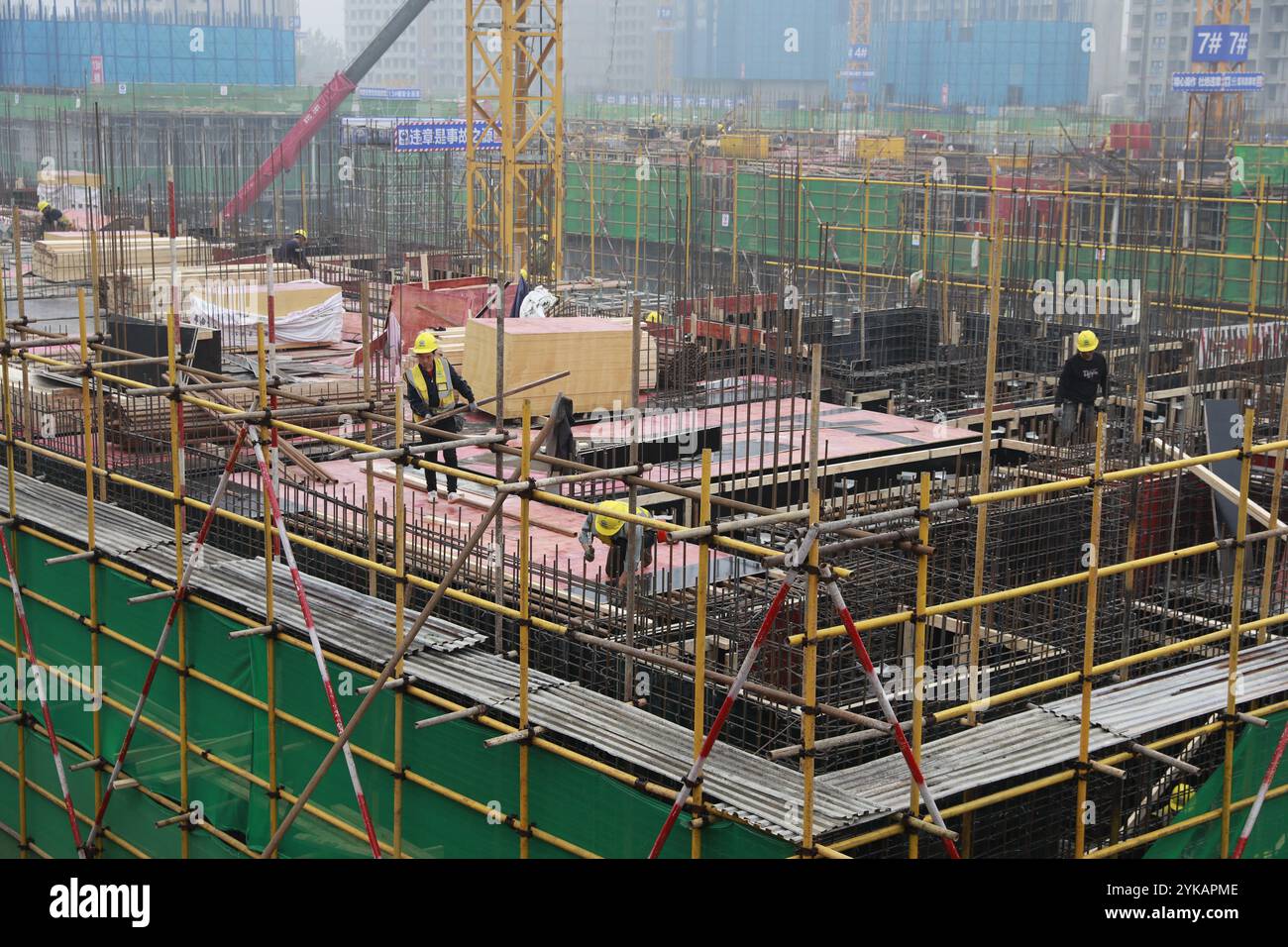 XI'AN, CHINE - 12 NOVEMBRE 2024 - des travailleurs travaillent sur un site de construction de logements à Xi 'an, province du Shaanxi, Chine, 12 novembre 2024. Banque D'Images