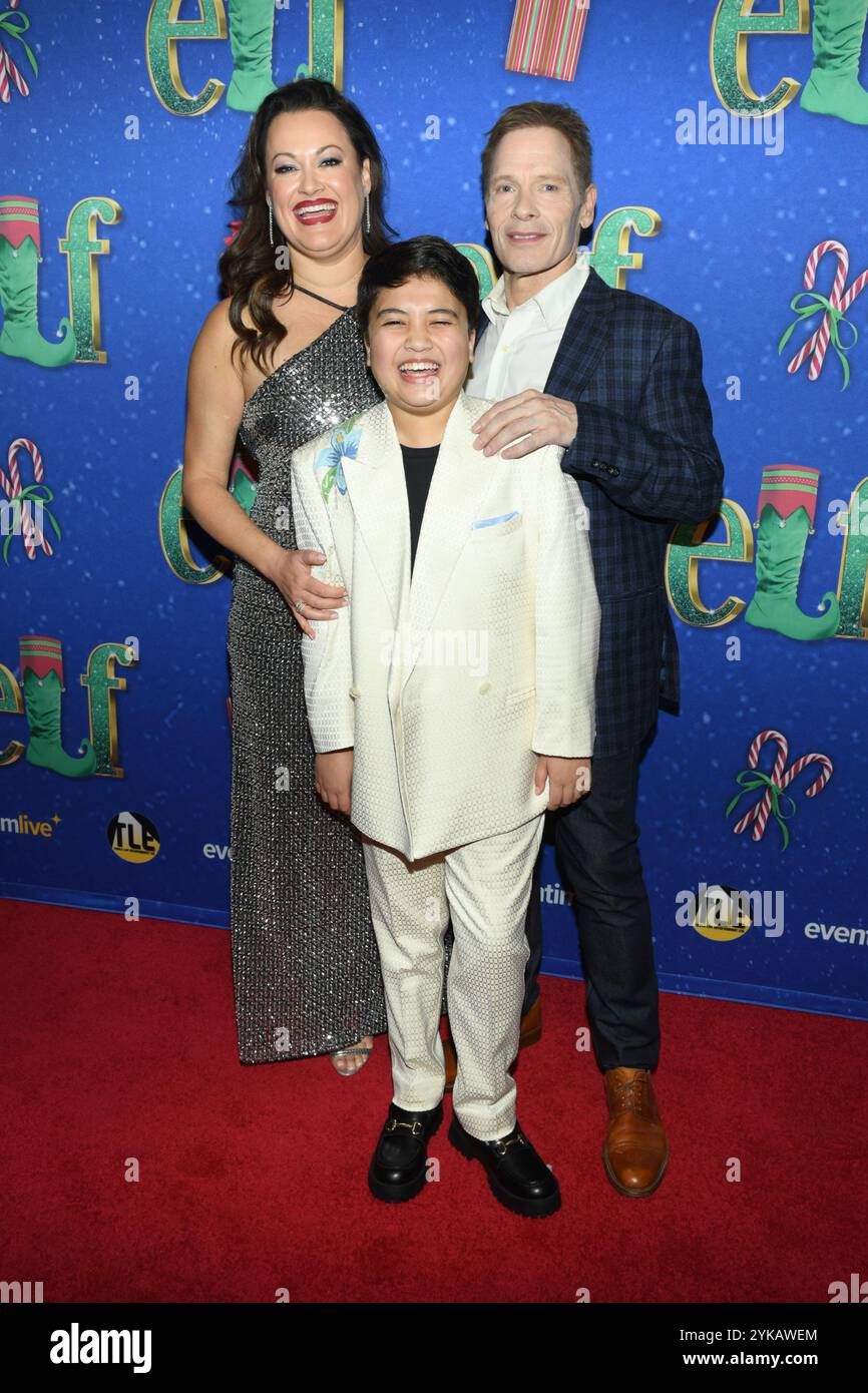 New York, États-Unis. 17 novembre 2024. Ashley Brown, Kai Edgar et Michael Hayden assistent à Elf the musical Opening Night au Marquis Theatre de New York, NY, le 17 novembre 2024. (Photo par Efren Landaos/Sipa USA) crédit : Sipa USA/Alamy Live News Banque D'Images