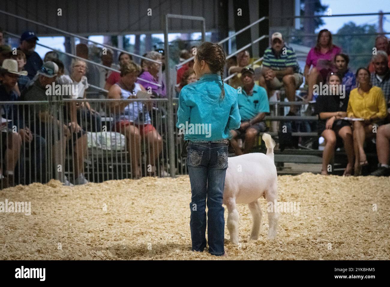 Le secrétaire du Département américain de l'Agriculture (USDA), Sonny perdue, parle des enfants comme l'avenir de l'agriculture tandis qu'Adalyn Lyon montre sa chèvre aux soumissionnaires de bétail à la foire de l'État du Delaware, à Harrington, DE, le 25 juillet 2019. La Delaware State Fair, Inc. est une organisation communautaire à but non lucratif diversifiée, soutenue par des bénévoles, qui s'engage à éduquer et à promouvoir le patrimoine et les valeurs agricoles. La foire propose des expositions éducatives, des démonstrations et des concours visant à l'avancement de l'élevage, de l'horticulture et de l'agriculture avec un accent particulier mis sur ed Banque D'Images