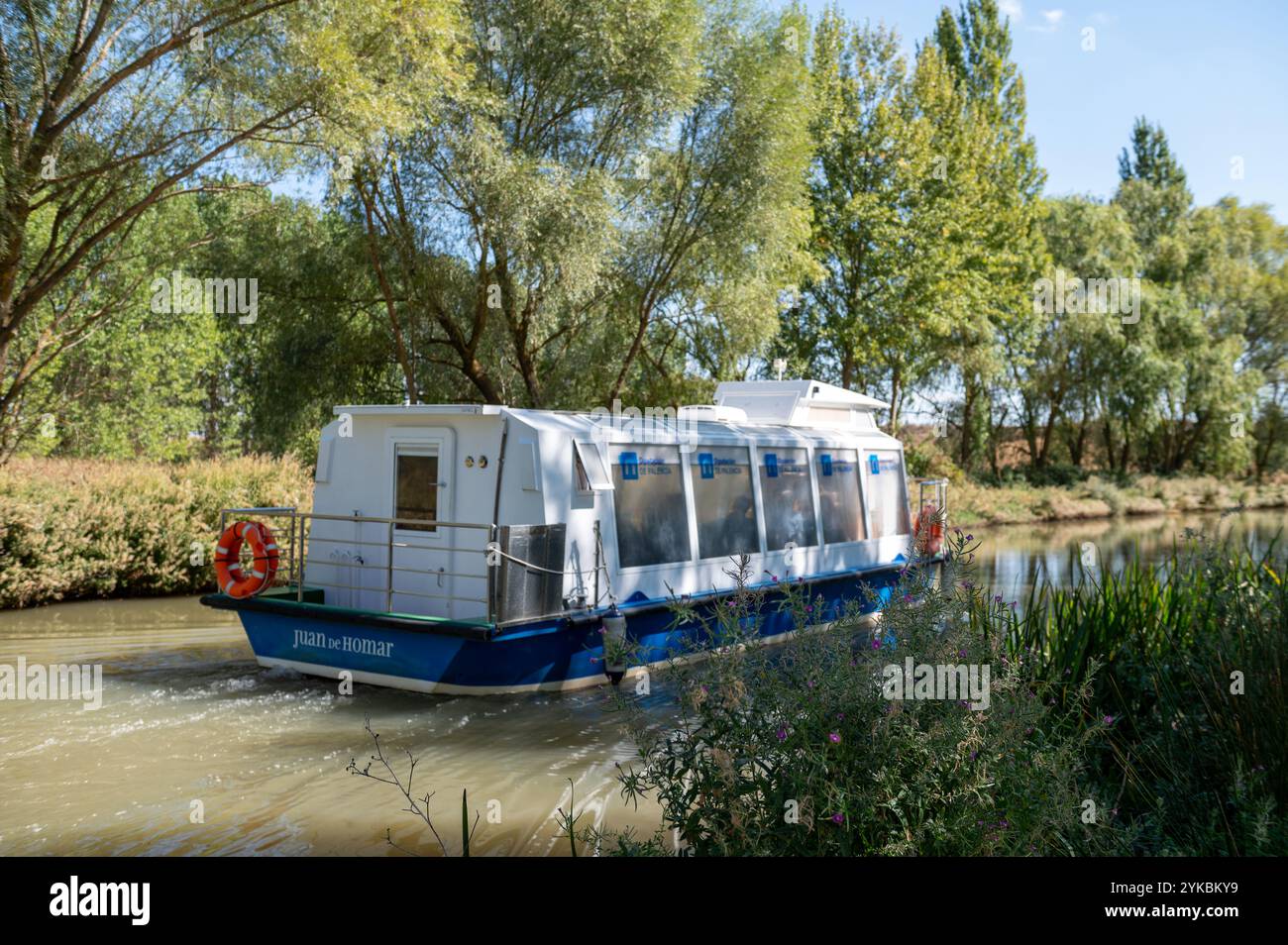 Fromista, Espagne : 2024 octobre 21 : Ferry pour touristes sur le canal de Castilla sur la route du Camino de Santiago, étape de Catrojeriz à Fromista in Banque D'Images