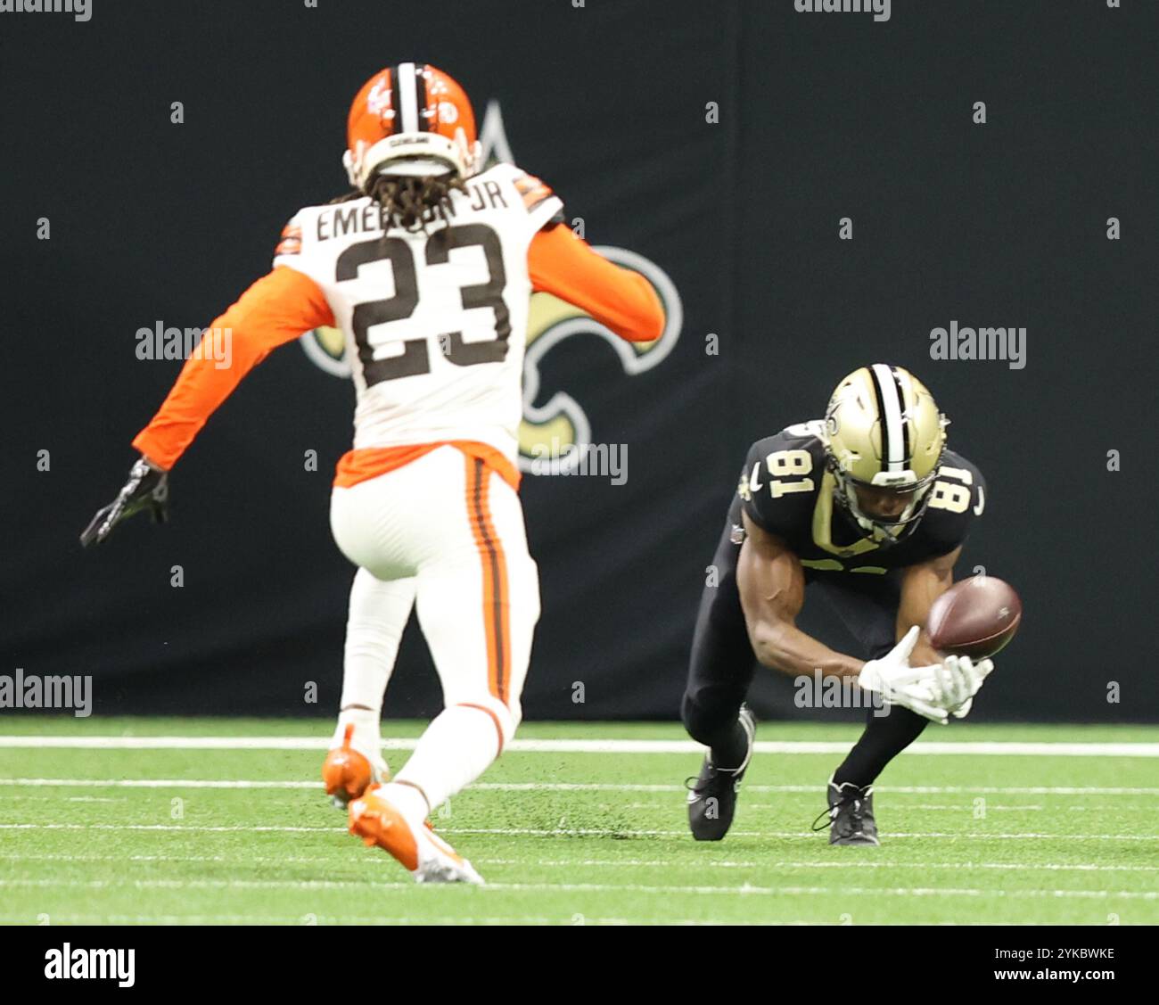 La Nouvelle-Orléans, États-Unis. 17 novembre 2024. Kevin Austin Jr. (81), receveur des Saints de la Nouvelle-Orléans, attrape une passe contre le cornerback des Cleveland Browns Martin Emerson Jr. (23) lors d'un concours de la National Football League au Caesars Superdome le dimanche 17 novembre 2024 à la Nouvelle-Orléans, en Louisiane. (Photo de Peter G. Forest/Sipa USA) crédit : Sipa USA/Alamy Live News Banque D'Images