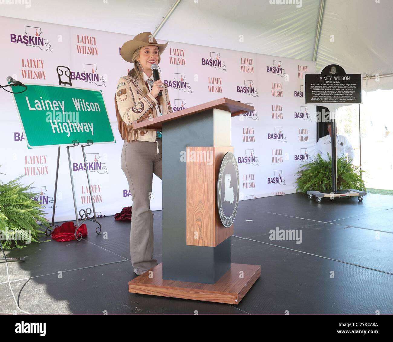 Lainey Wilson est honorée dans sa ville natale de Baskin, en Louisiane, avec la 20e marque sur le Northeast Louisiana Music Trail et la dédicace de la « Lainey Wilson Highway », une partie de La. Autoroute 425 traversant la ville rurale située dans le nord de la paroisse Franklin, le 16 novembre 2024. © Curtis Hilbun/AFF-USA.com crédit : AFF/Alamy Live News Banque D'Images