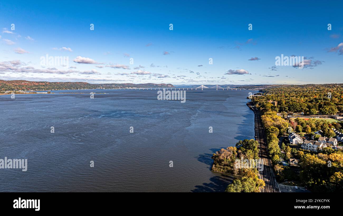 Matin automne, automne, octobre 2024, photo aérienne d'une vue lointaine du pont du gouverneur Mario M. Cuomo au-dessus de la rivière Hudson Banque D'Images