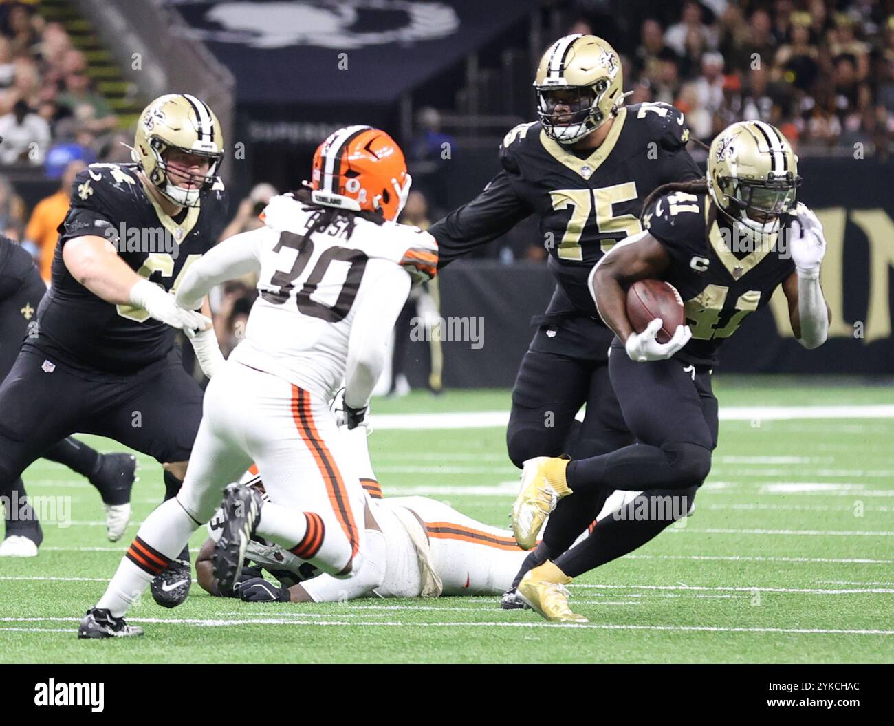 La Nouvelle-Orléans, États-Unis. 17 novembre 2024. Alvin Kamara (41) court devant le cornerback des Cleveland Browns Mike Ford Jr. (31) lors d'un match de la Ligue nationale de football au Caesars Superdome le dimanche 17 novembre 2024 à la Nouvelle-Orléans, Louisiane. (Photo de Peter G. Forest/Sipa USA) crédit : Sipa USA/Alamy Live News Banque D'Images