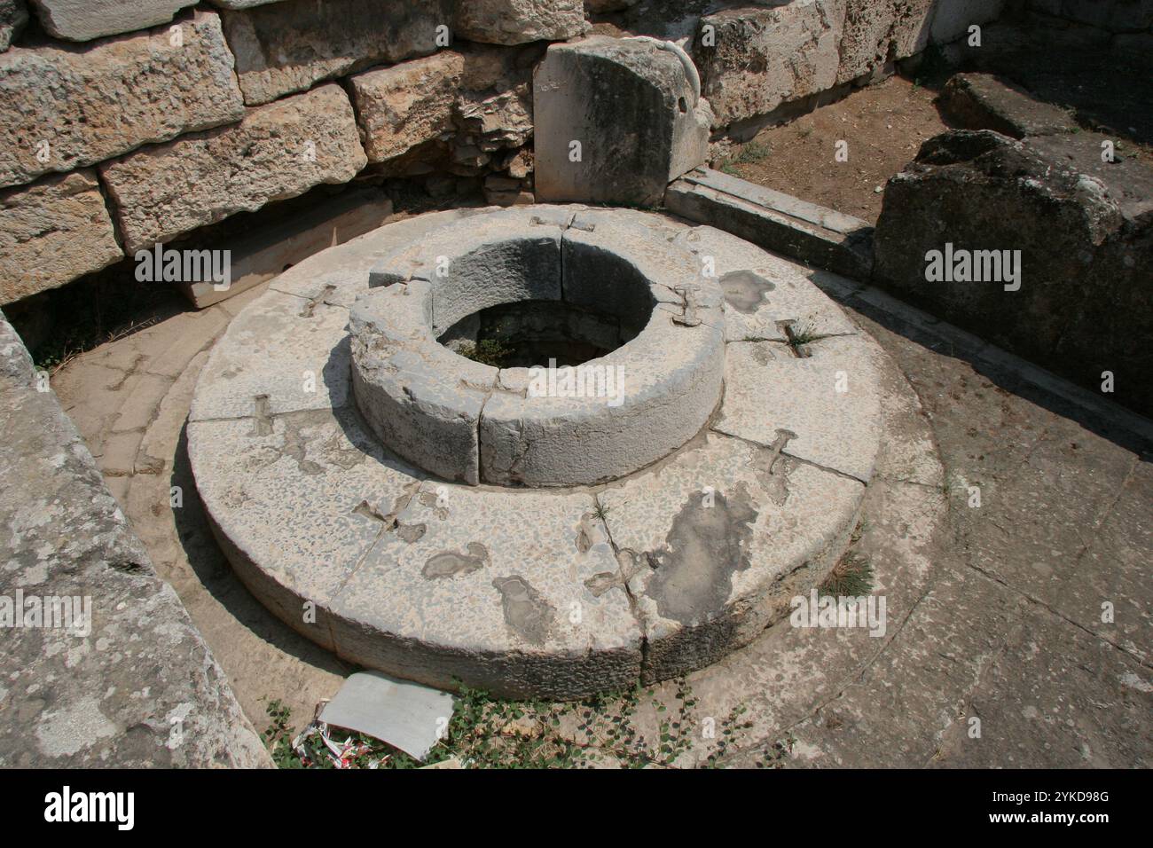 Grèce. Elefsina (Eleusis). Eh bien des danses justes où la déesse Déméter se reposait, quand elle est venue pour la première fois à Eleusis. Banque D'Images Grèce. Elefsina (Eleusis). Eh bien des danses justes où la déesse Déméter se reposait, quand elle est venue pour la première fois à Eleusis. Banque D'Images