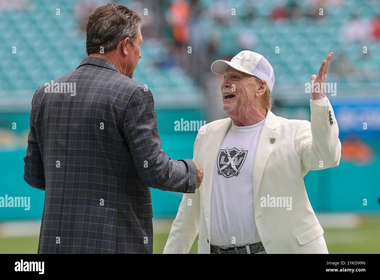 Miami Gardens, FL États-Unis ; Mark Davis, propriétaire des Las Vegas Raiders, s'entretient avec le conseiller spécial des Miami Dolphins du vice-président, président et PDG et ancien joueur Dan Marino lors des échauffements avant un match de la NFL le dimanche 17 novembre 2024 au Hard Rock Stadium. Les Dolphins ont battu les Raiders 34-19. (Kim Hukari/image du sport) Banque D'Images