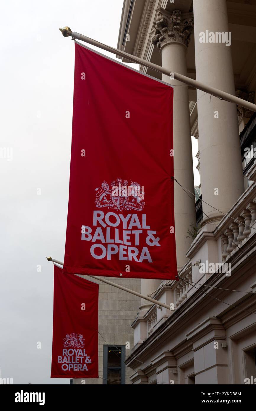 LONDRES, Royaume-Uni - 16 NOVEMBRE 2024 : drapeaux devant le Royal Ballet and Opera House à Bow Street Banque D'Images