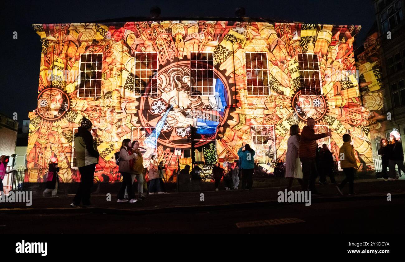 The Timekeepers, une installation artistique d'Illuminos, qui fait partie du Light Up Wakefield Light Trail, est projetée sur County Hall à Wakefield. La pièce cartographique de projection est basée sur l'histoire vieille de 300 ans du génie né à Wakefield John Harrison qui a mis son esprit à la mesure parfaite du temps et de l'espace. Date de la photo : samedi 16 novembre 2024. Banque D'Images