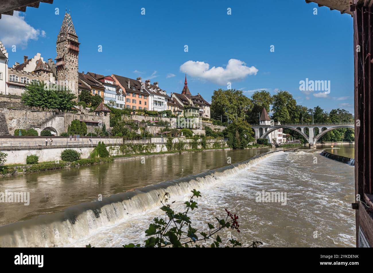 Vue sur la vieille ville médiévale de Bremgarten avec des façades historiques le long de la rive de la rivière Reuss, canton d'Argovie, Suisse Banque D'Images