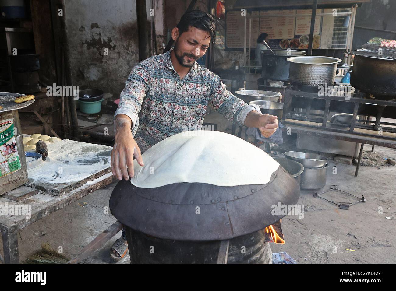 Homme fabriquant du pain plat dans un hôtel alimentaire à Dhar, Madhya Pradesh, Inde Banque D'Images