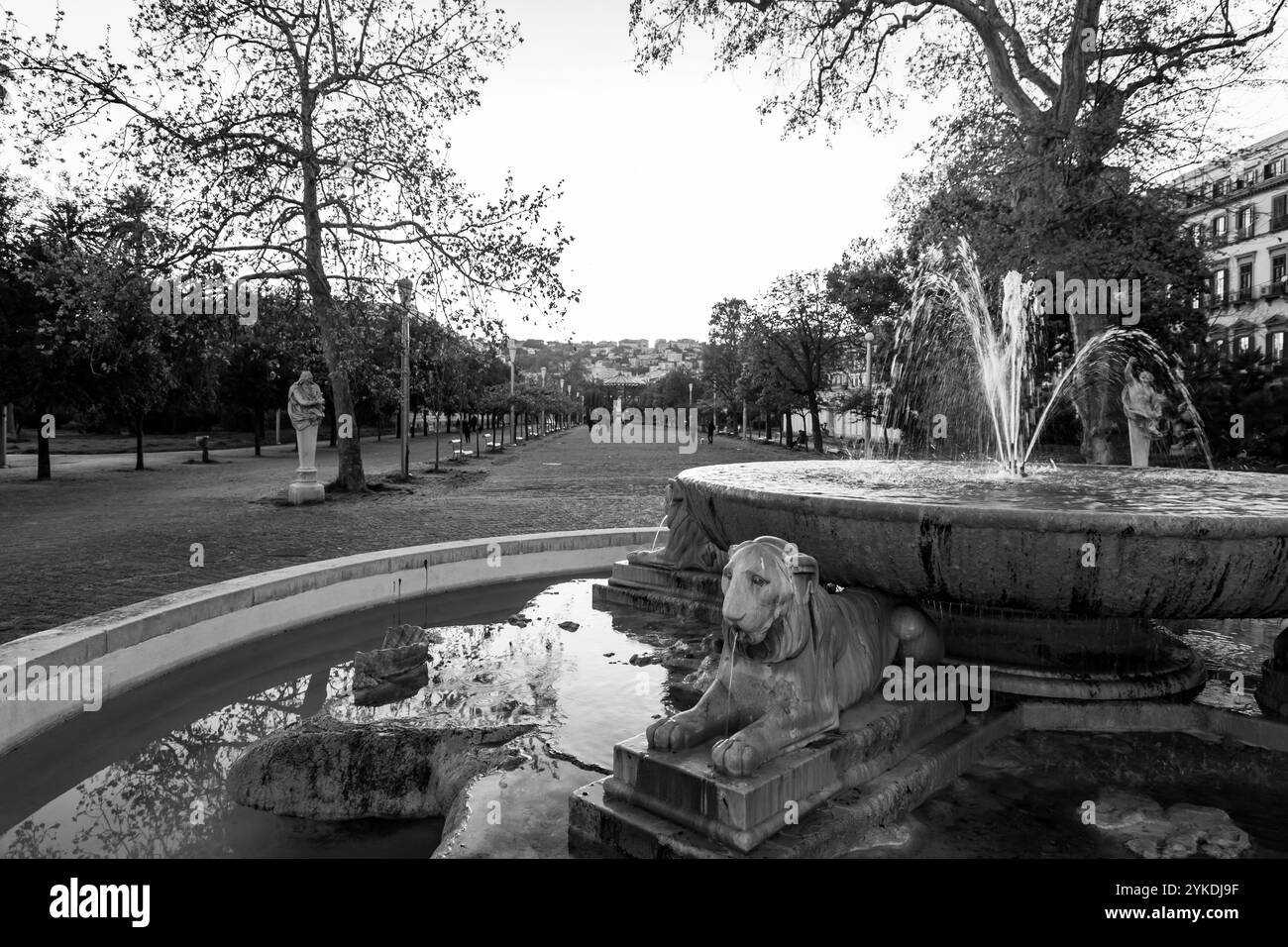 Villa Comunale est un parc à Naples, construit dans les années 1780 par le roi Ferdinand IV sur des terres récupérées le long du port de Mergellina. Banque D'Images