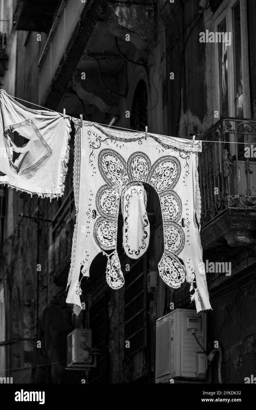 Naples, Italie - 10 avril 2022 : architecture générique et vue sur la rue dans les quartiers espagnols, i Quartieri Spagnoli, Naples, Campanie, Italie. Banque D'Images