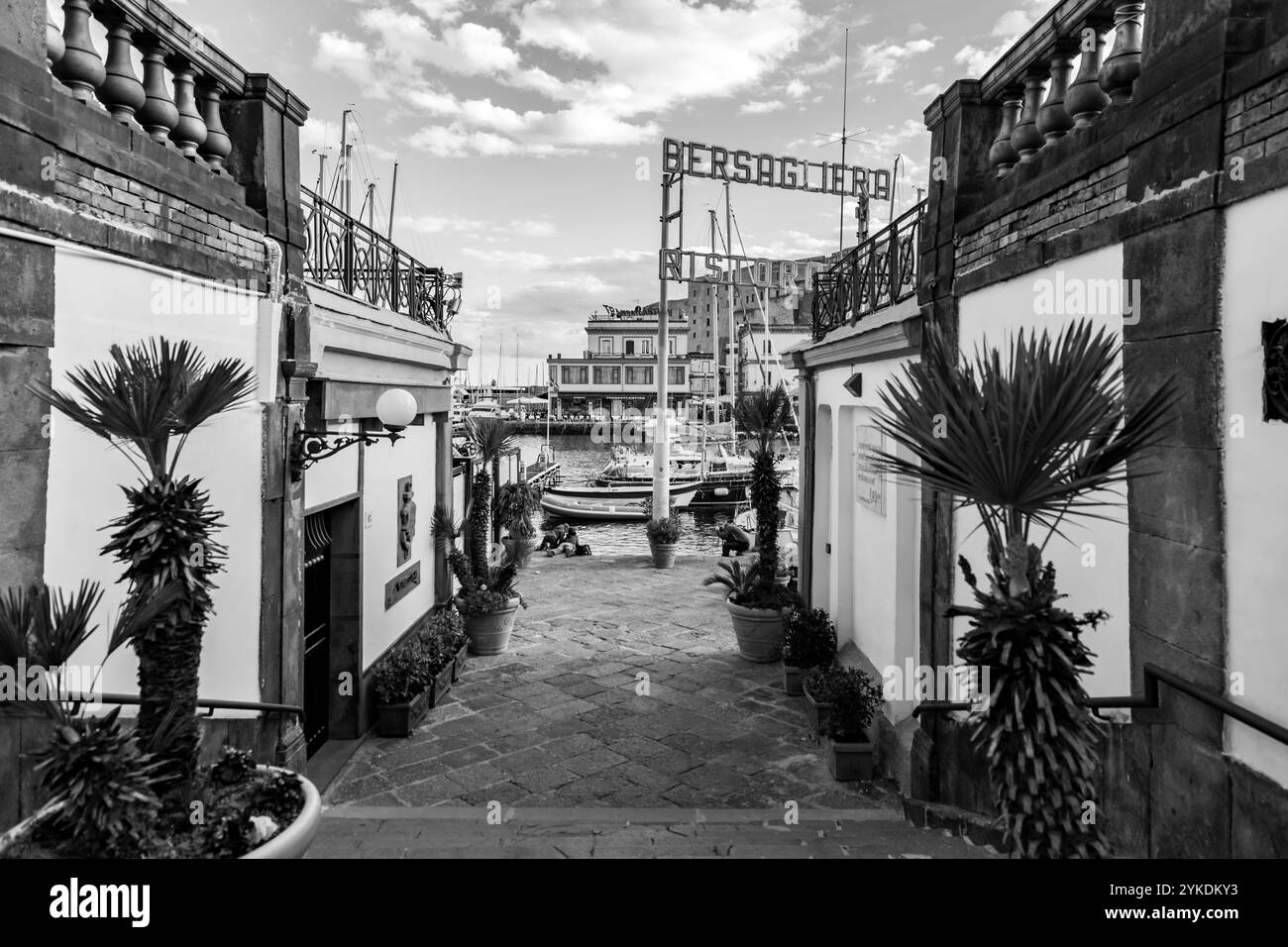 Naples, Italie - 10 avril 2022 : Mergellina est un quartier côtier de Naples. Situé dans le quartier de Chiaia. Il se trouve au pied du Posillipo Banque D'Images
