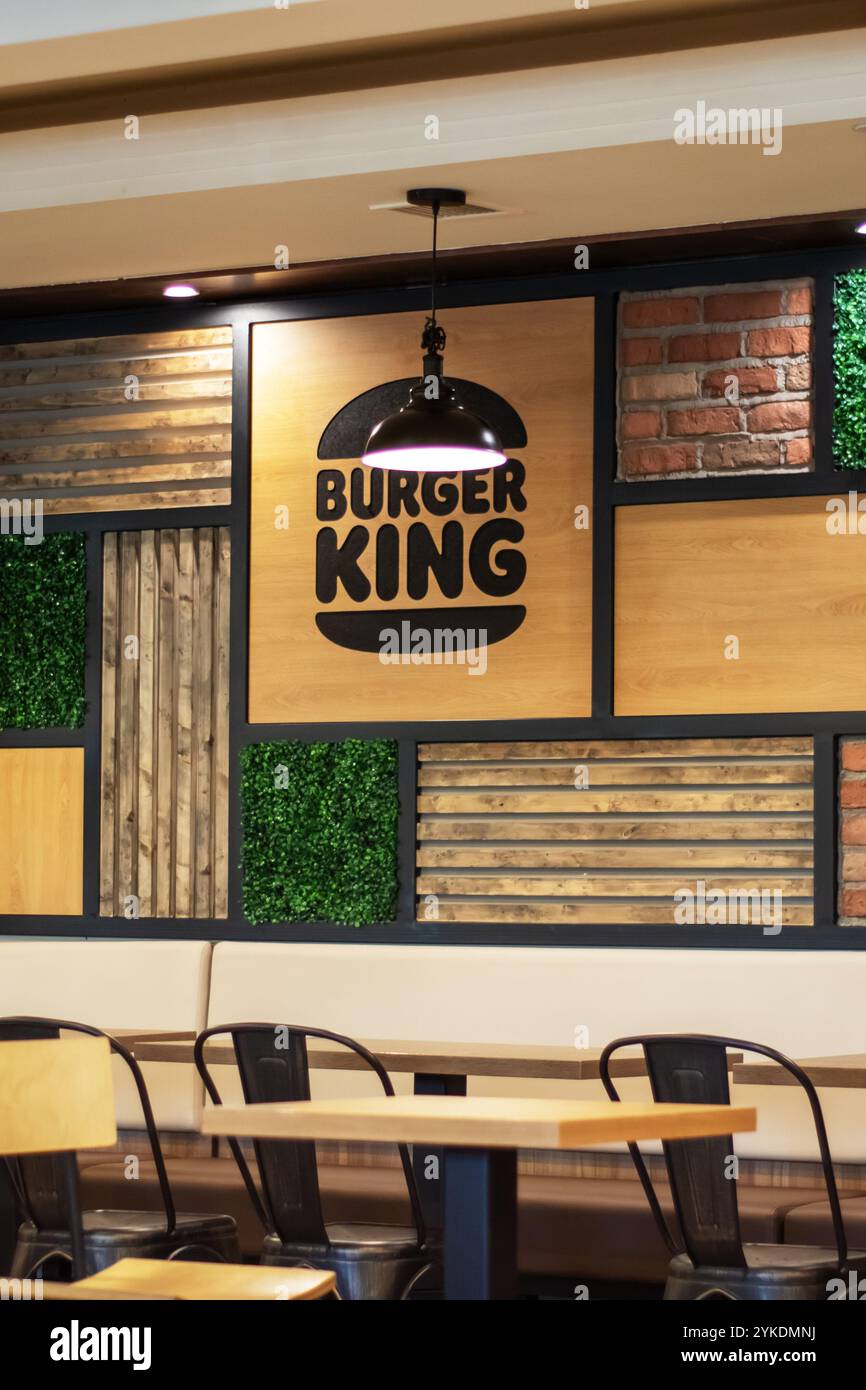 Biélorussie, Minsk - 18 juillet 2024 : un restaurant Burger King qui dispose d'un arrangement de tables et de chaises, conçu pour le confort de la clientèle et s Banque D'Images