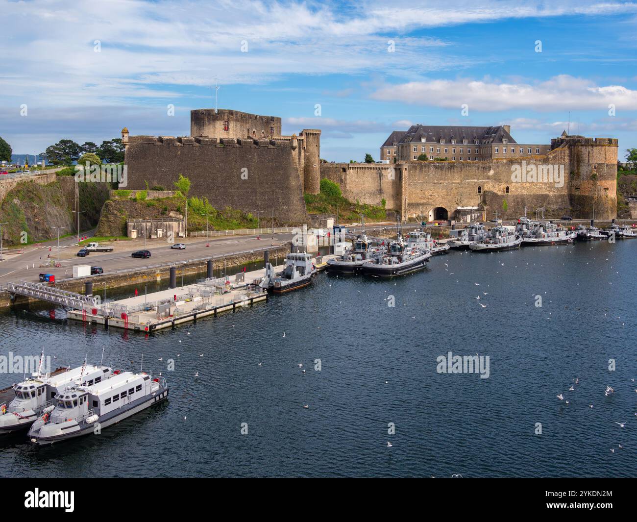 Brest, France - 24 juillet 2024 : une vue panoramique d'une forteresse historique près d'une rivière et des navires de la marine française. Banque D'Images