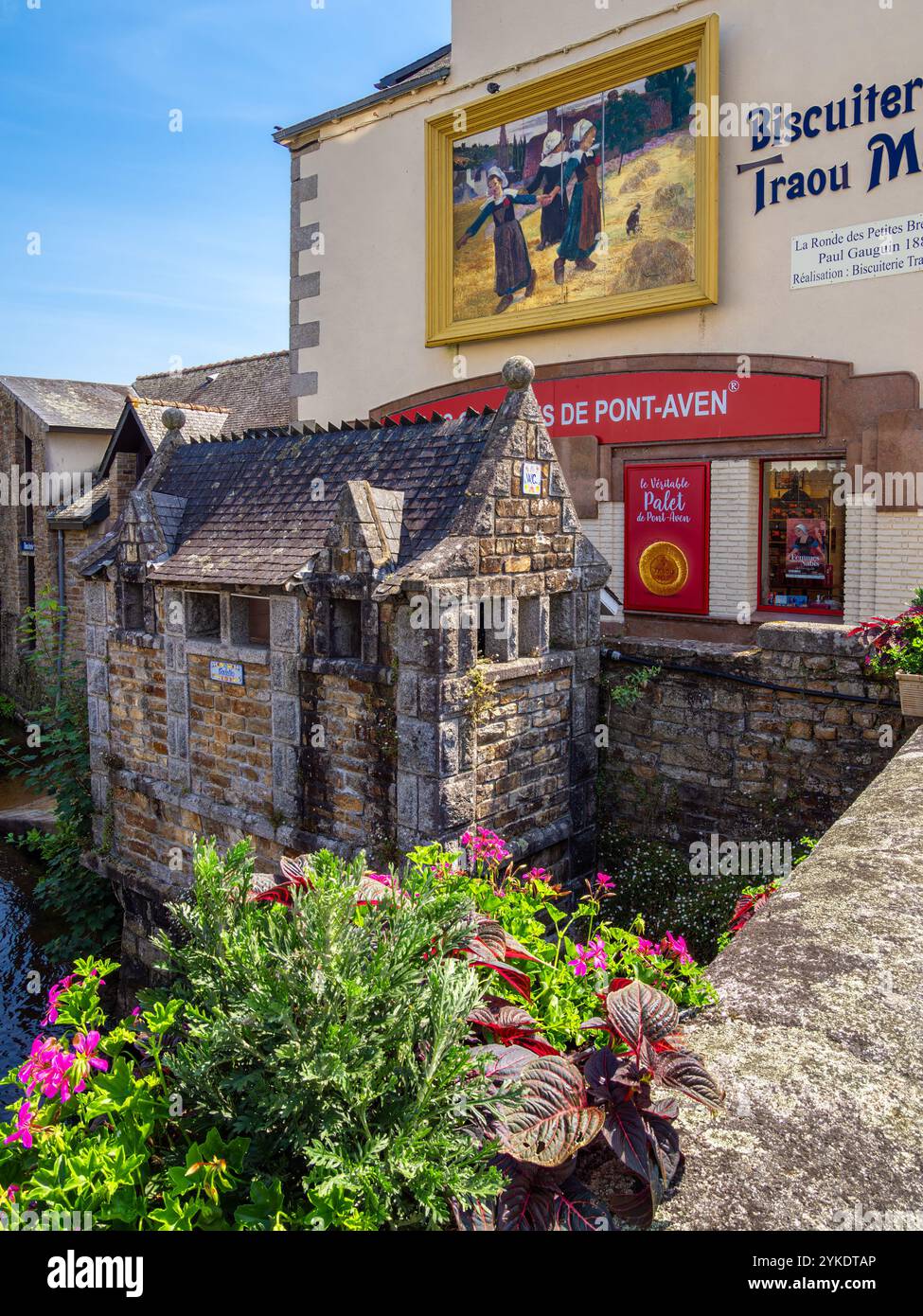 Pont Aven, France - 29 juillet 2024 : une scène pittoresque avec un bâtiment historique de toilettes en pierre avec un petit pont sur la rivière Aven, entouré par Banque D'Images Pont Aven, France - 29 juillet 2024 : une scène pittoresque avec un bâtiment historique de toilettes en pierre avec un petit pont sur la rivière Aven, entouré par Banque D'Images