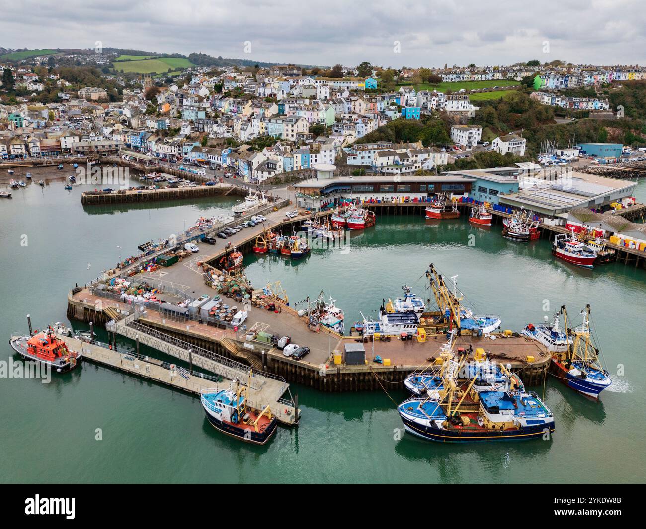 Vue aérienne des bateaux de pêche dans le port de Brixham sur la côte sud du Devon dans le sud-ouest de l'Angleterre. Banque D'Images