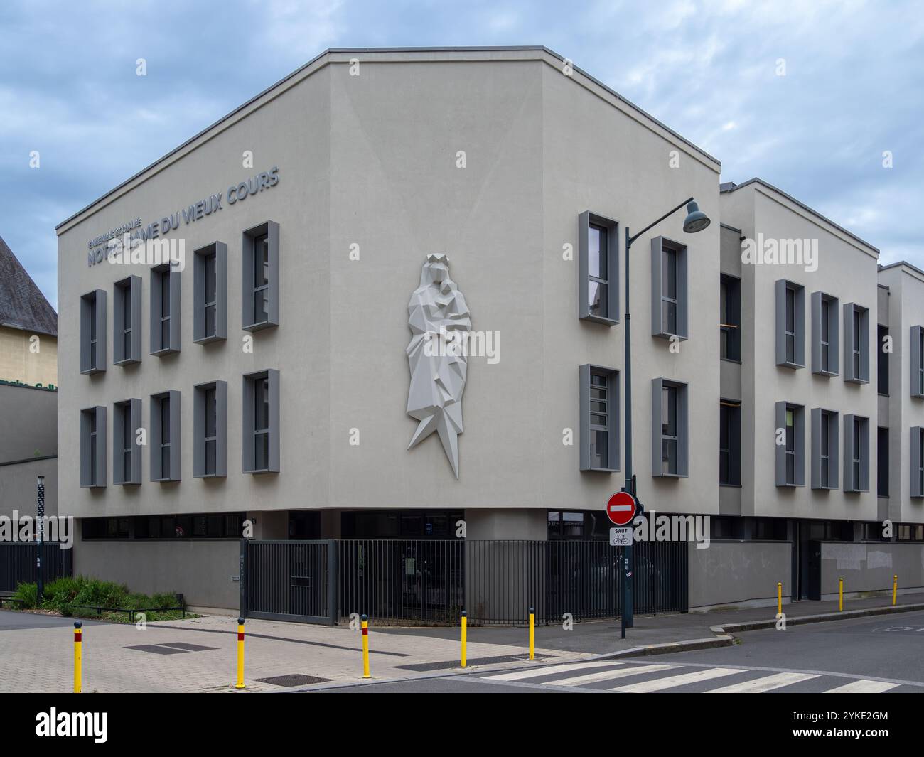 Rennes, France - 26 juillet 2024 : le complexe scolaire notre-Dame du Vieux cours est un établissement d'enseignement à Rennes Banque D'Images