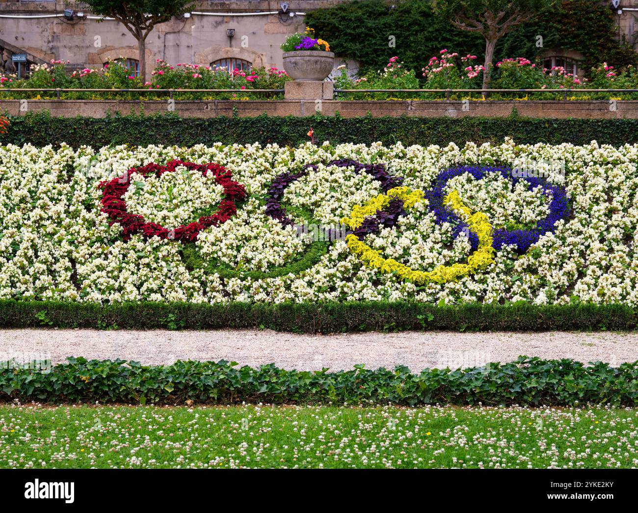 Rennes, France - 26 juillet 2024 : une vivacité florale mettant en vedette les anneaux olympiques faits de fleurs colorées, sur fond de fleurs blanches Banque D'Images