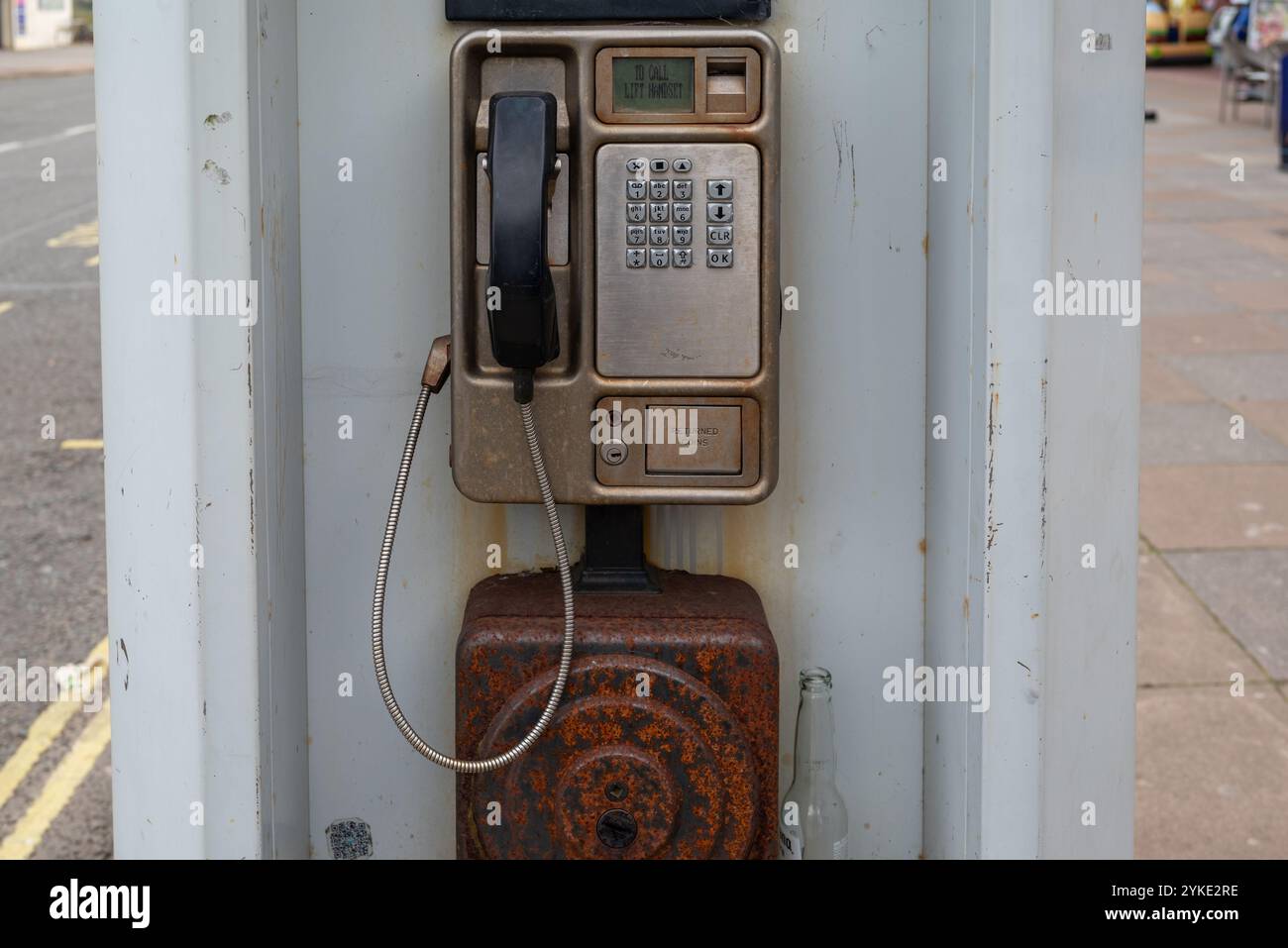 Un vieux téléphone public BT rouillé dans une rue en Angleterre. Portsmouth, novembre 2024. Banque D'Images