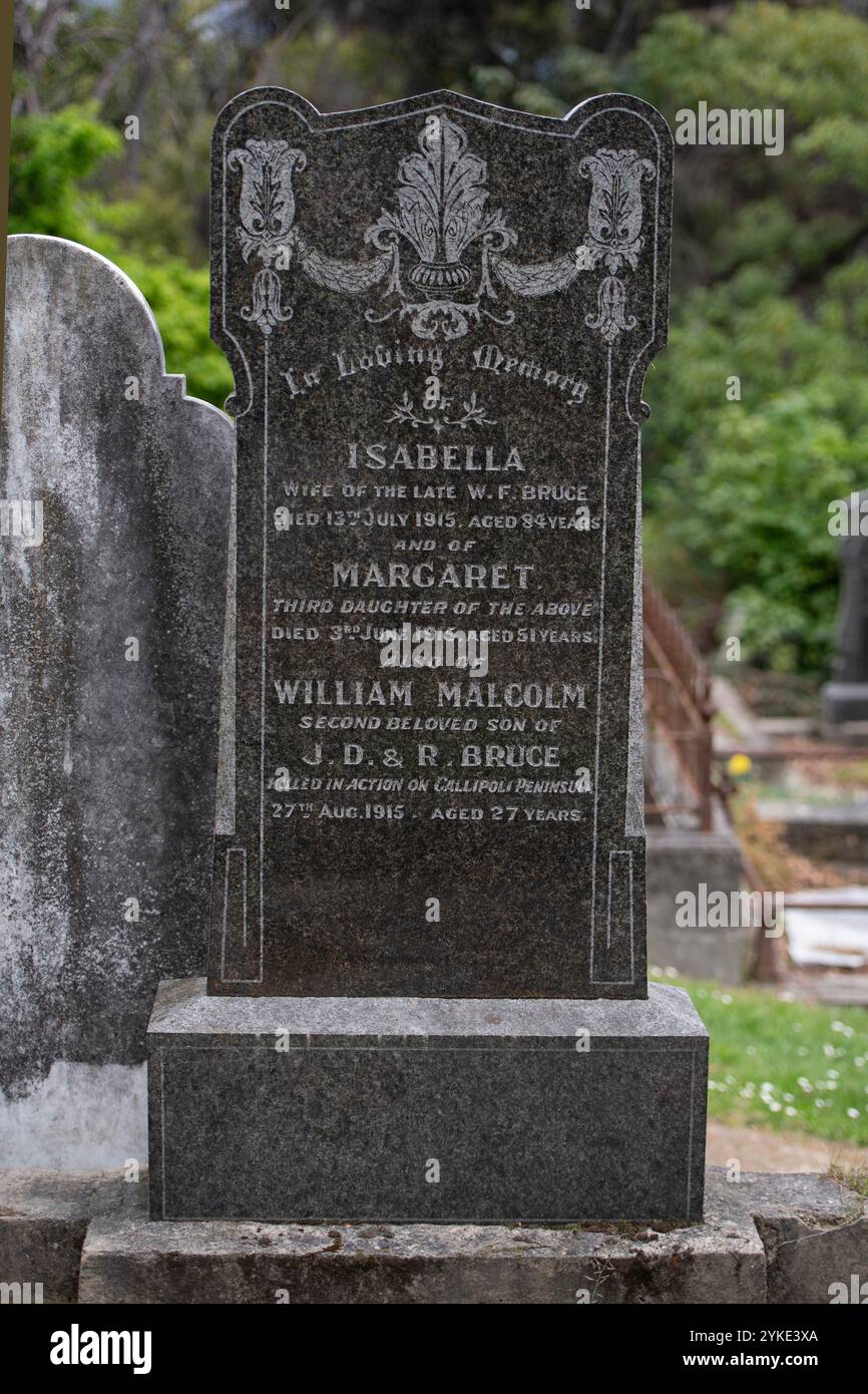 Pierre tombale des membres de la famille Bruce morts en 1915, y compris son fils mort au combat dans la péninsule de Gallipoli, cimetière d'Akaroa, Akaroa, Banks Penin Banque D'Images