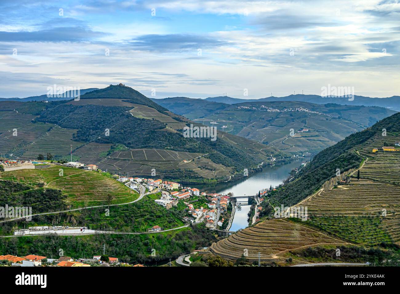 Paysage de montagnes et une rivière dans la vallée du Douro, Portugal. Banque D'Images