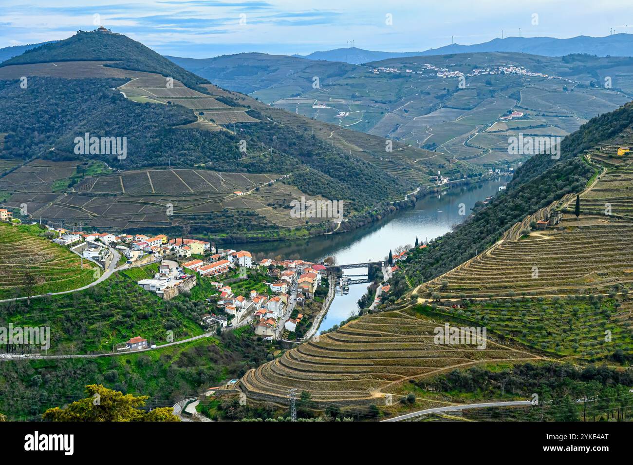 Petits bâtiments de ville près d'un pont sur le fleuve Douro au Portugal. Banque D'Images