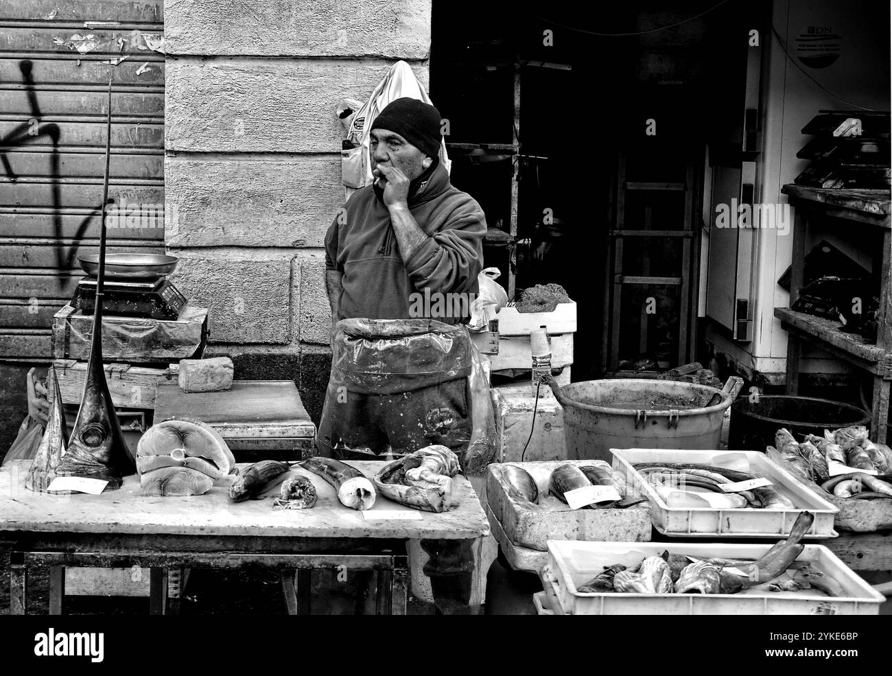 Poissonnier à A' Piscaria Mercato del Pesce. Marché aux poissons de Catane, Sicile, Italie. Banque D'Images