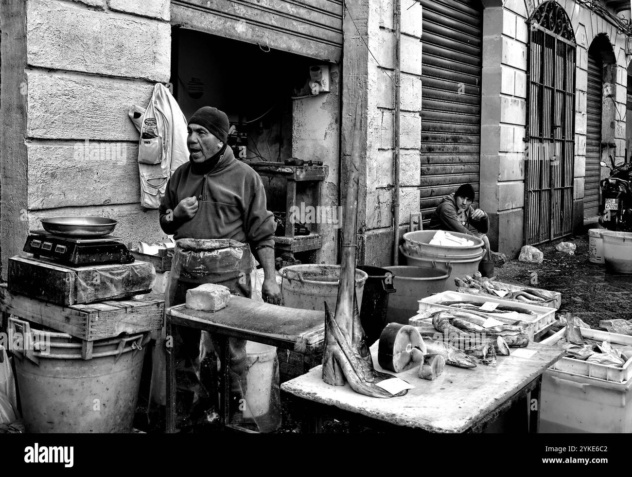 Poissonnier à A' Piscaria Mercato del Pesce. Marché aux poissons de Catane, Sicile, Italie. Banque D'Images