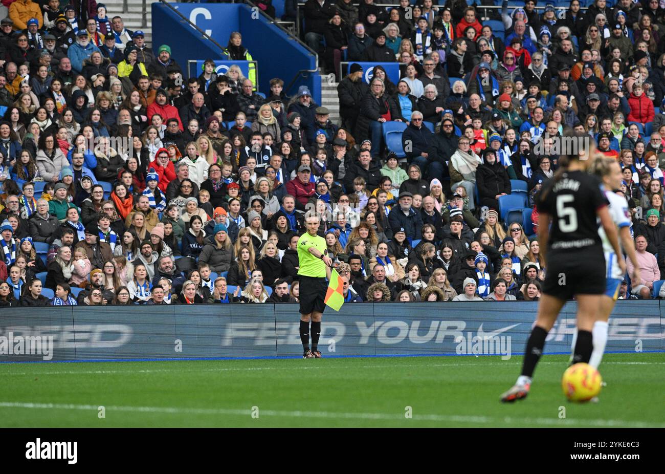 Brighton UK 16 novembre 2024 - L'assistant des arbitres Callum Parke tient son drapeau pour hors-jeu pendant le match de football de Barclays Women's Super League entre Brighton & Hove Albion et West Ham United au stade American Express , Brighton : usage éditorial seulement Banque D'Images