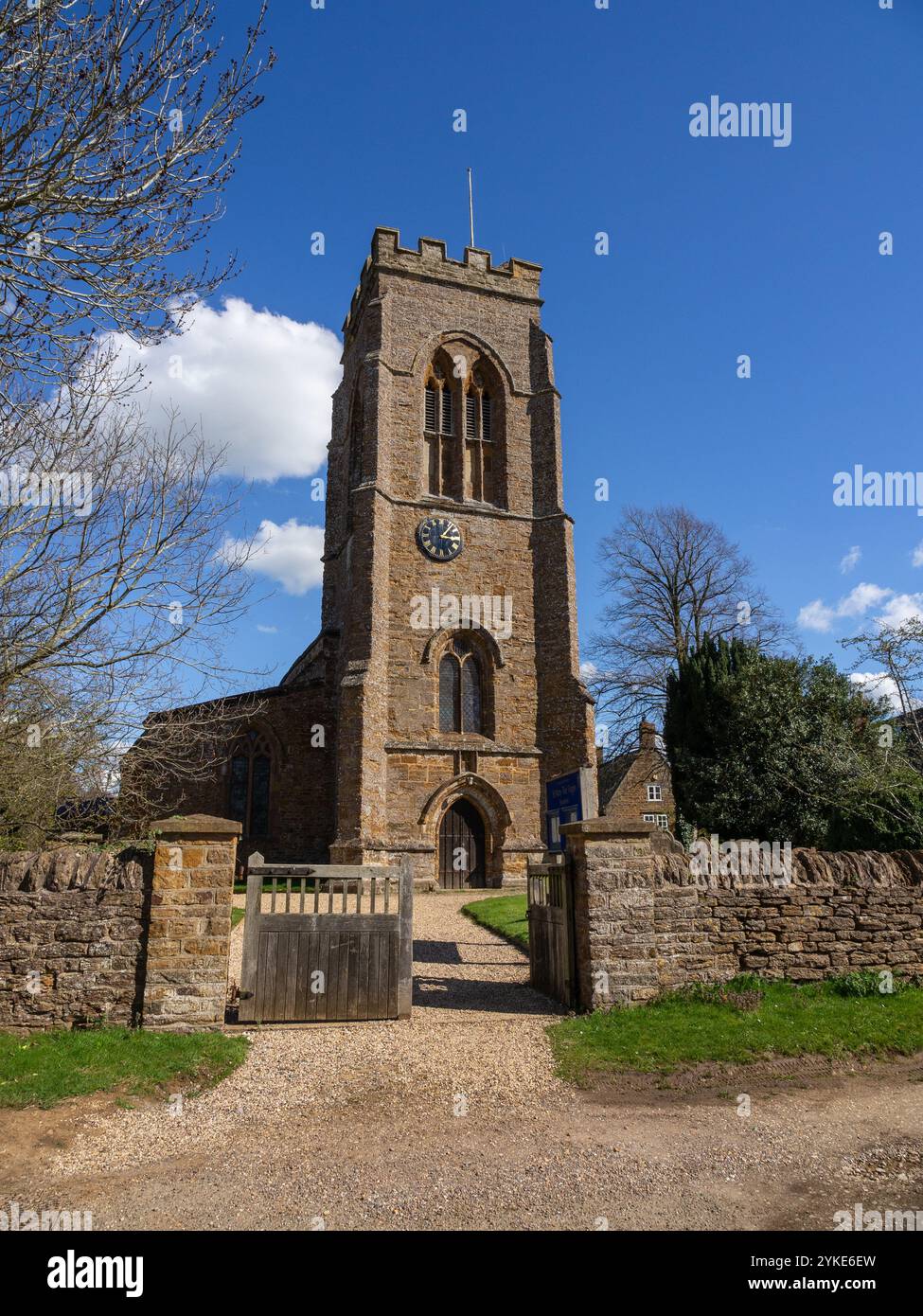 Église de St Mary dans le village de Staverton, Northamptonshire, Royaume-Uni ; les premières parties datent du XIVe siècle. Banque D'Images