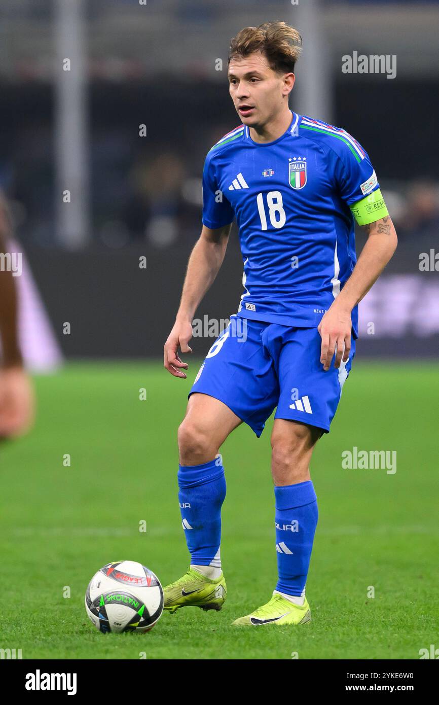 Nicolo Barella, Italien, en action lors du match de football de l'UEFA Nations League opposant l'Italie et la France au stade San Siro de Milan (Italie), le 17 novembre 2024. Banque D'Images