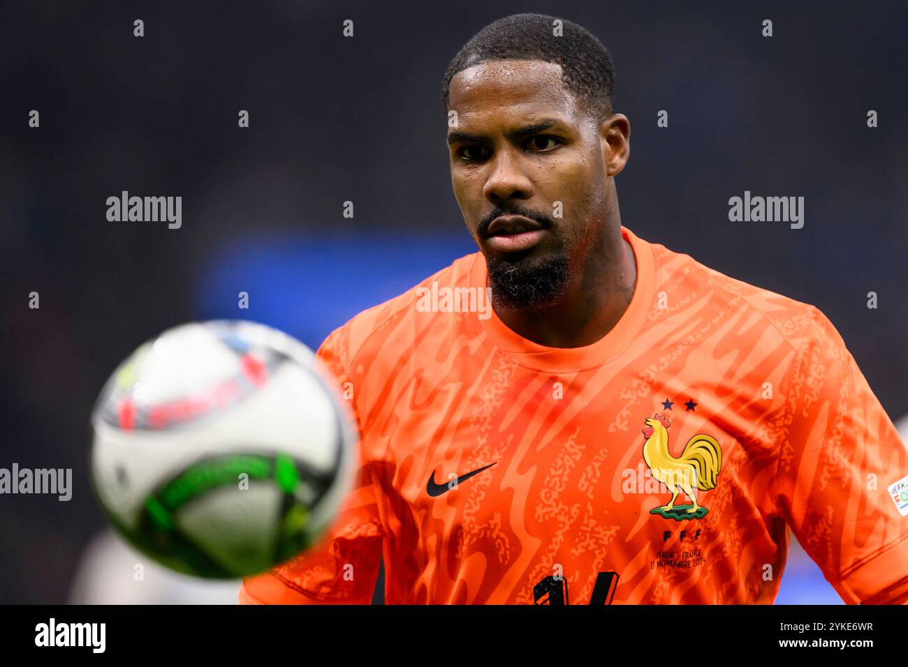 Mike Maignan, Français, lors du match de football de l'UEFA Nations League opposant l'Italie à la France au stade San Siro de Milan (Italie), le 17 novembre 2024. Banque D'Images