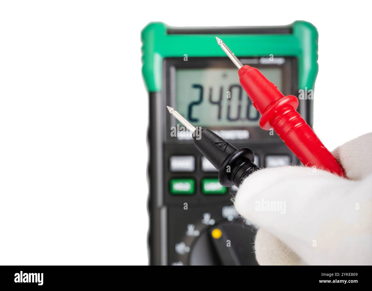 Sondes de multimètre numérique dans la main gantée Banque D'Images