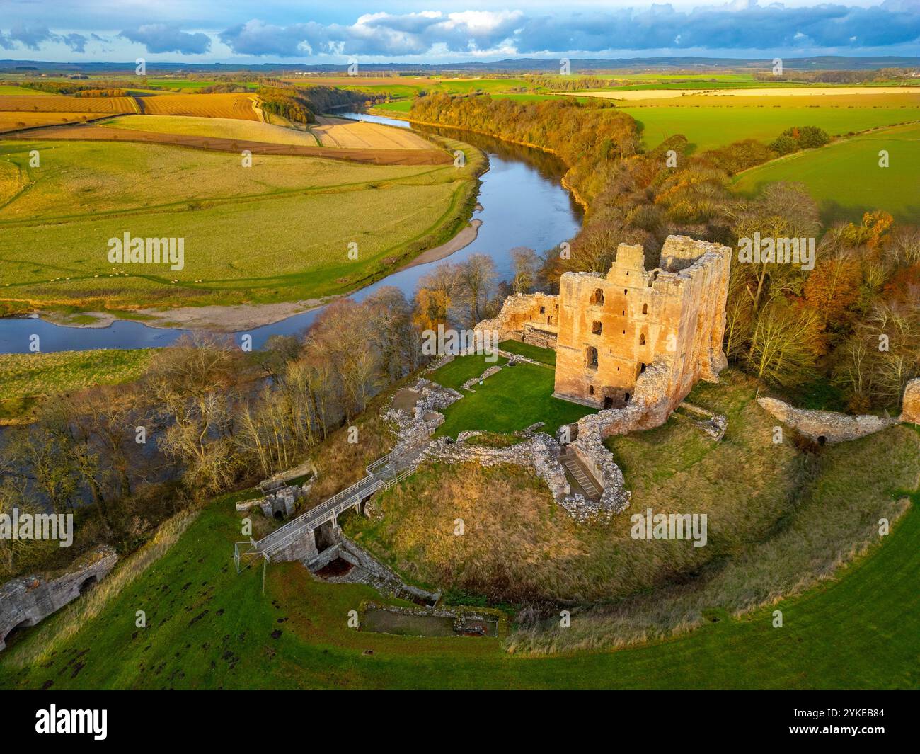 Vue aérienne du château de Norham à côté de la rivière Tweed à la frontière ango-écossaise dans le Northumberland, Angleterre, Royaume-Uni Banque D'Images