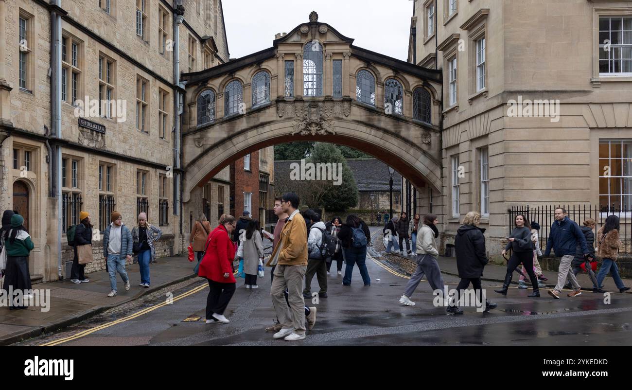 Oxford, Royaume-uni, 19 décembre 2023 Pont des Soupirs Pont Hertford dans le centre d'Oxford Banque D'Images