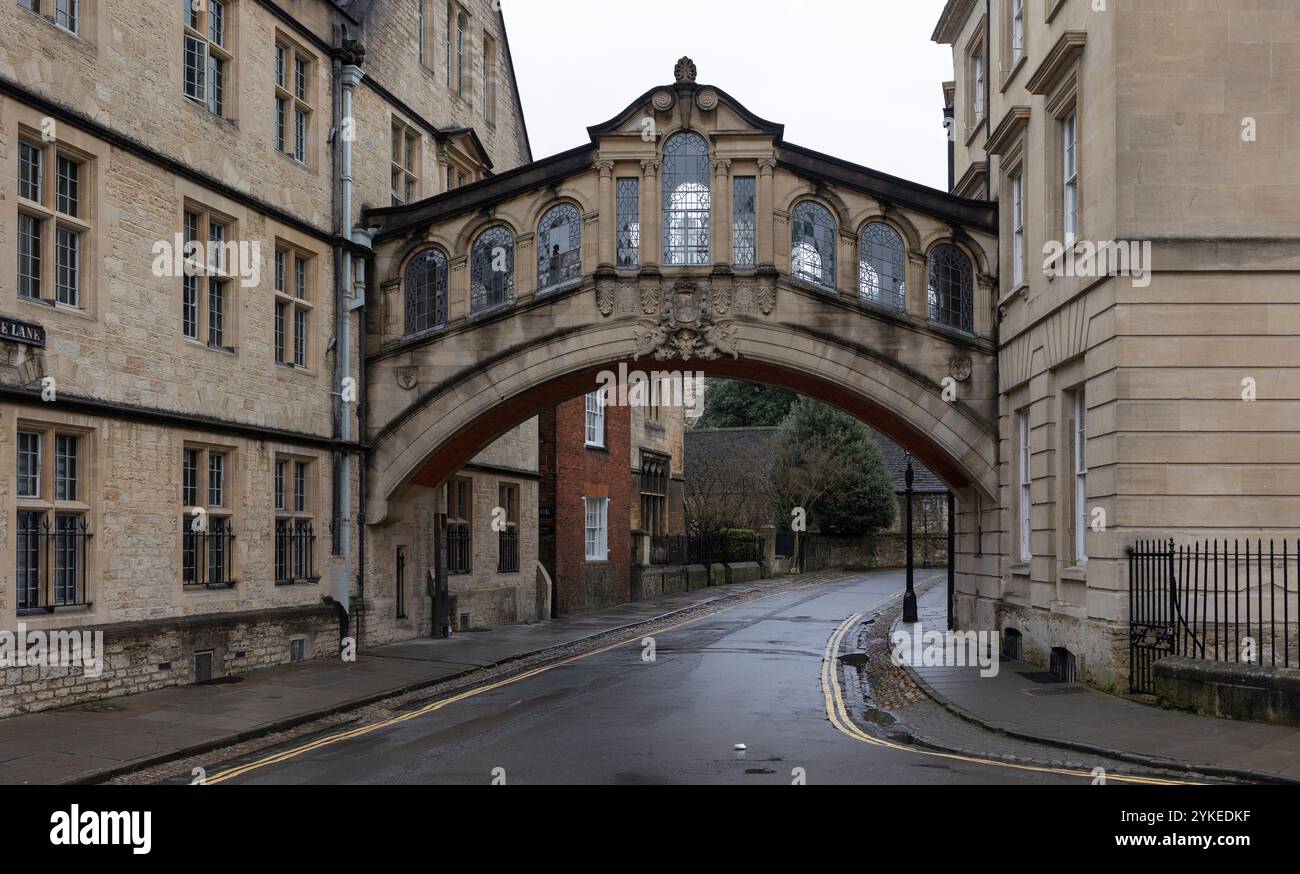 Oxford, Royaume-uni, 19 décembre 2023 Pont des Soupirs Pont Hertford dans le centre d'Oxford Banque D'Images